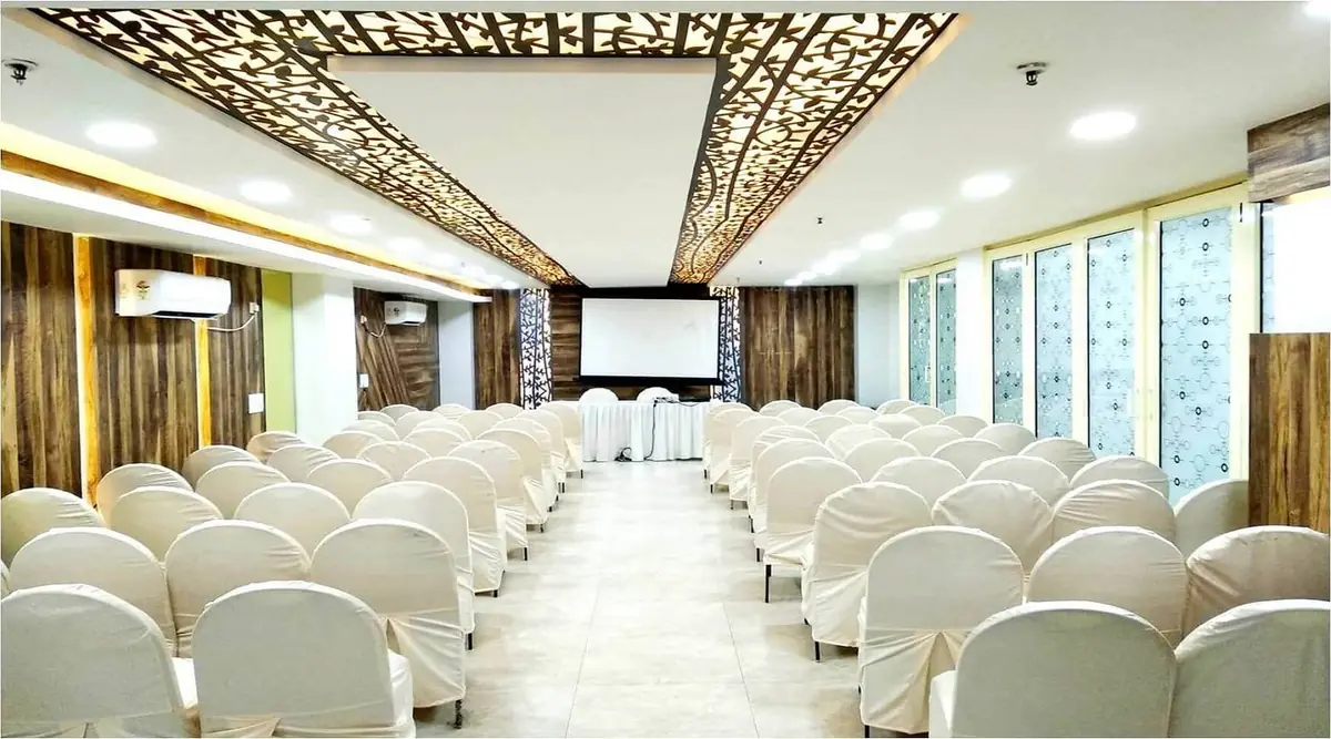 Conference hall with theatre-style seating and a projection screen