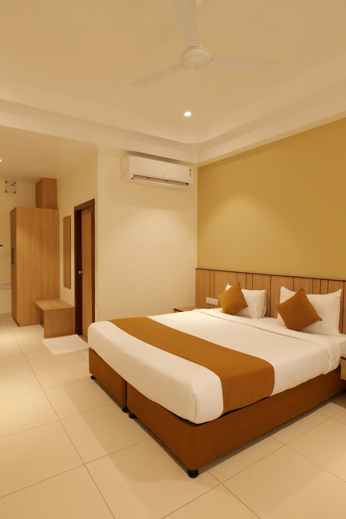 Guest room with king bed, wardrobe and air conditioning